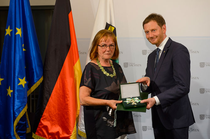 Frau Renate Frühauf  wird mit dem Verdienstorden des Freistaates Sachsen geehrt